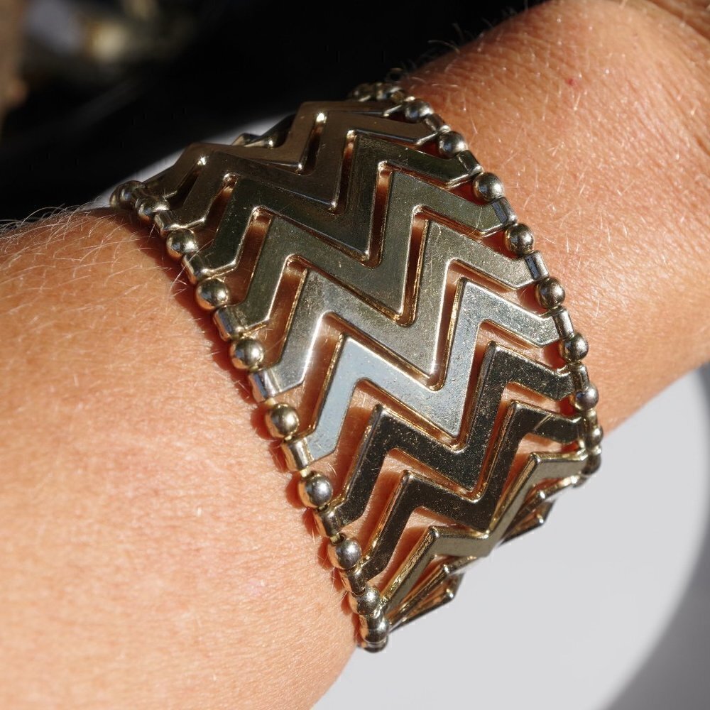 Women`s gold tone stretch bracelet.